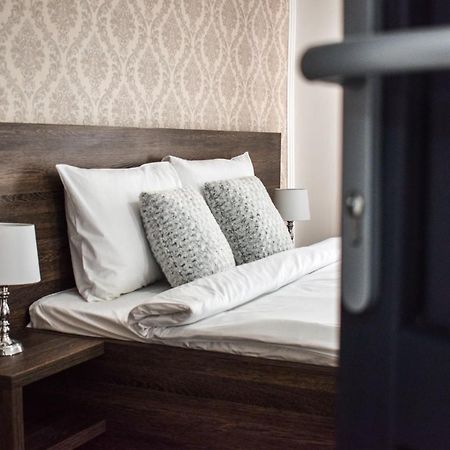 B House Rooms Iasi Bagian luar foto