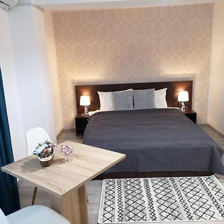 B House Rooms Iasi Bagian luar foto