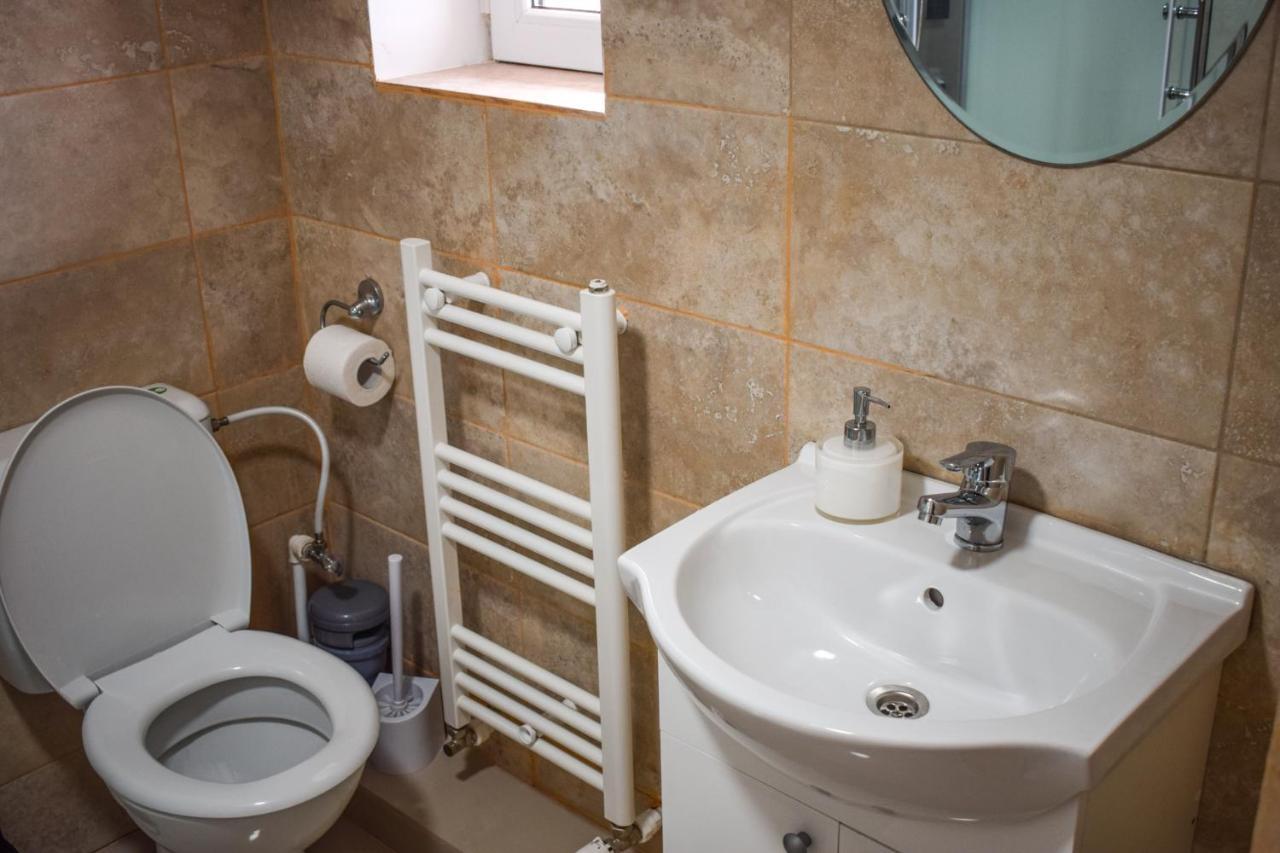 B House Rooms Iasi Bagian luar foto