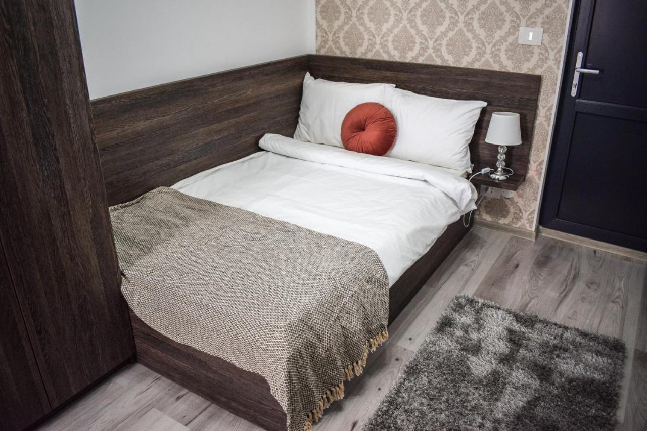 B House Rooms Iasi Bagian luar foto