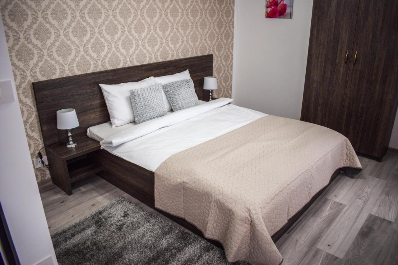 B House Rooms Iasi Bagian luar foto