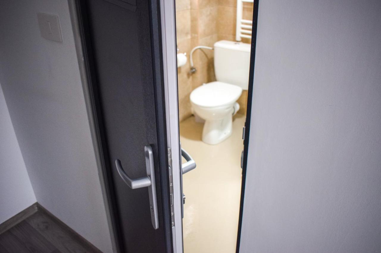 B House Rooms Iasi Bagian luar foto