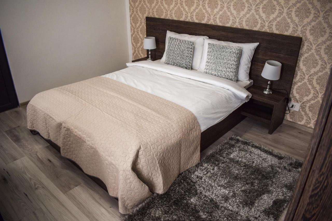 B House Rooms Iasi Bagian luar foto