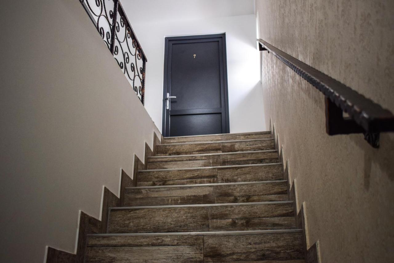 B House Rooms Iasi Bagian luar foto