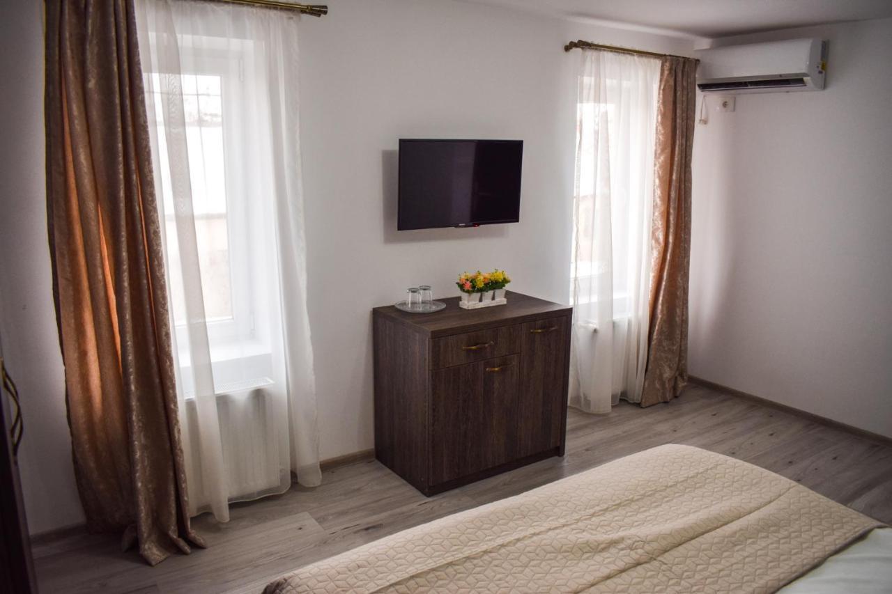 B House Rooms Iasi Bagian luar foto