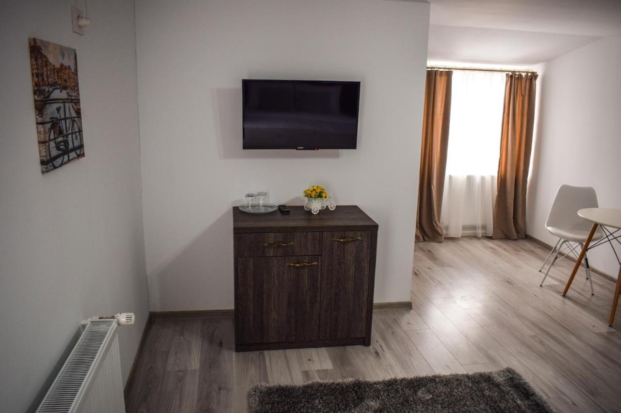 B House Rooms Iasi Bagian luar foto