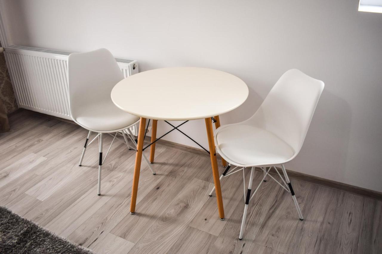 B House Rooms Iasi Bagian luar foto