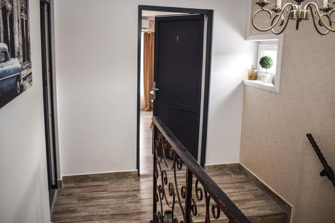 B House Rooms Iasi Bagian luar foto