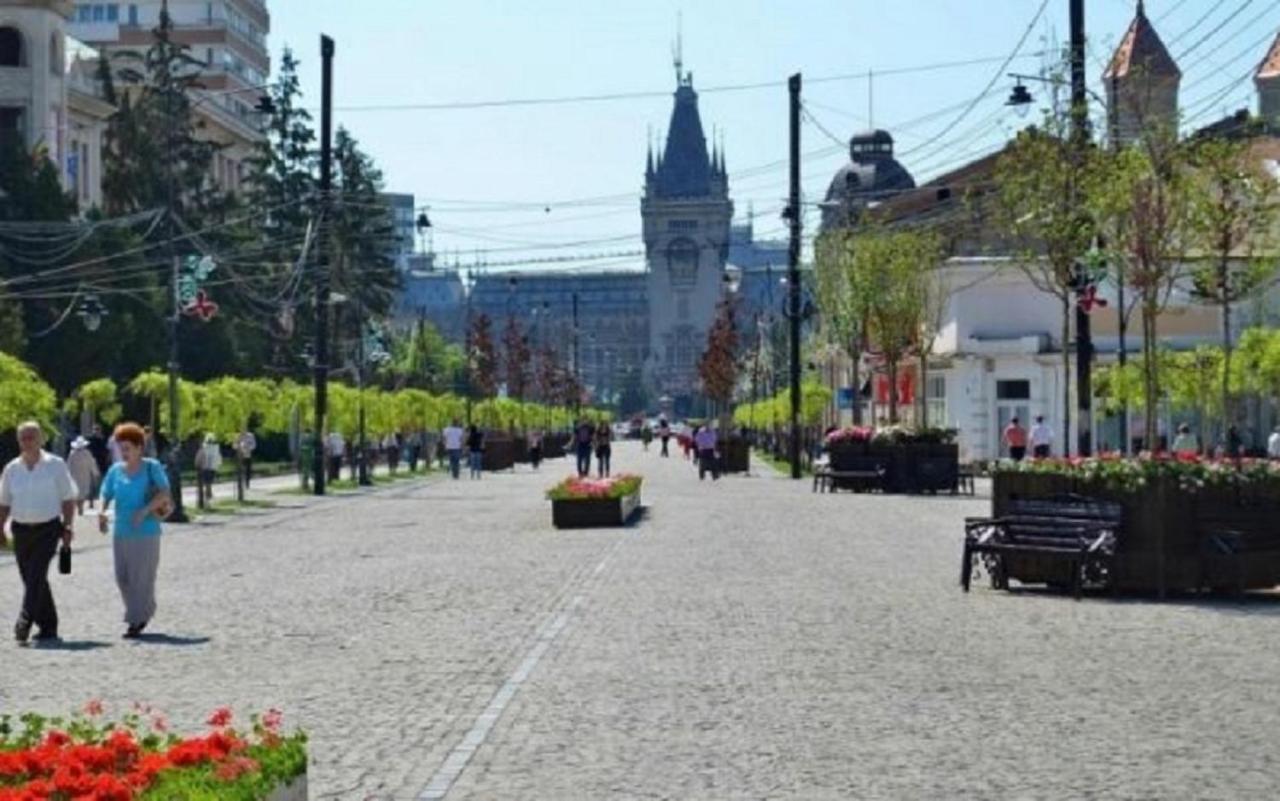 B House Rooms Iasi Bagian luar foto
