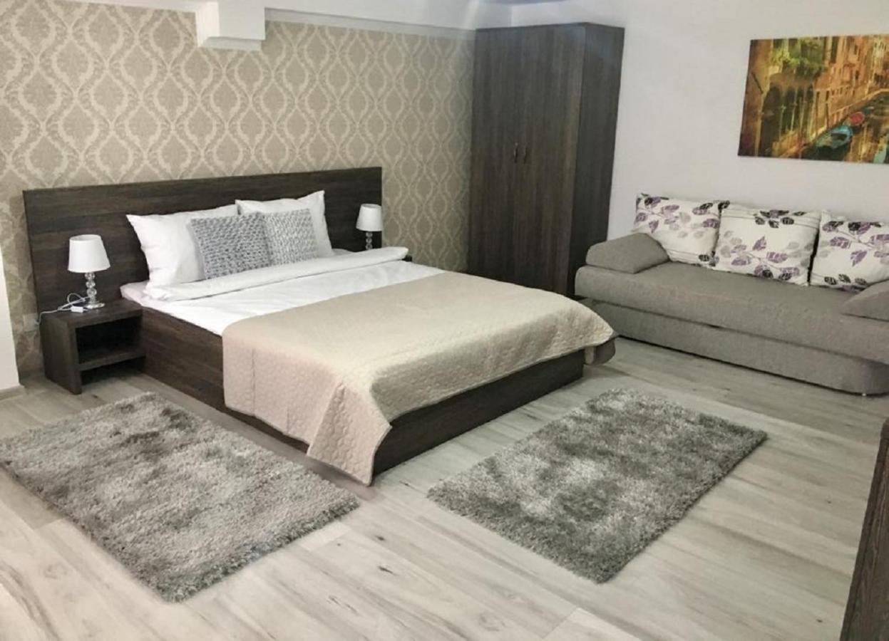 B House Rooms Iasi Bagian luar foto